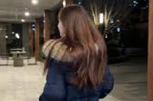 时隔10个月26岁女星回应蹲曾志伟双腿之间曾志伟真的被错骂了